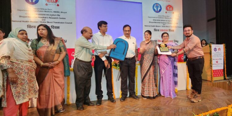 अमृत महोत्सव रक्तदान से सम्मानित हुई ब्लड आर्मी ग्रुप
