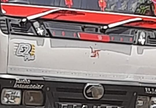 नरसिंहपुर से उज्जैन आयशर ट्रक से सोयाबीन लेकर जा रहे व्यापारी को मंडी की टीम ने पकड़ा,मंडी से संबंधित दस्तावेज नहीं होने पर किया 5 गुना जुर्माना