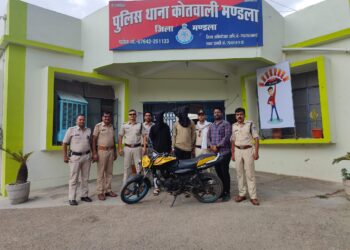 कोतवाली पुलिस द्वारा मोबाईल लूट के तीन आरोपियो को 24 घंटे के अंदर गिरफतार कर जेल भेजा गया* *आरोपी महंगे शौक व नशा करने के लिए करते थे लूट