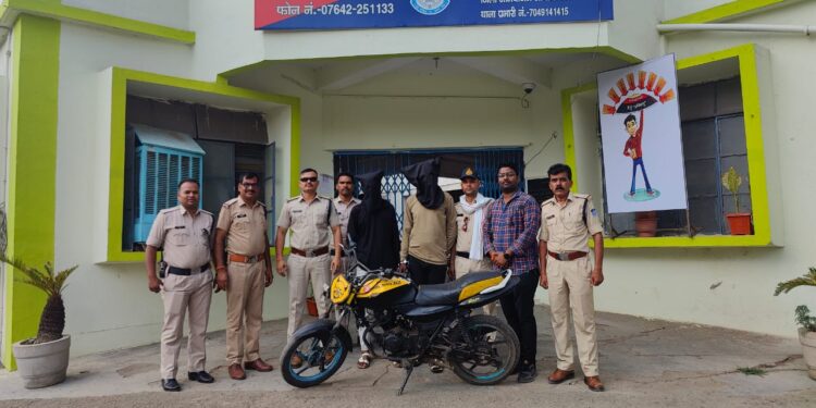 कोतवाली पुलिस द्वारा मोबाईल लूट के तीन आरोपियो को 24 घंटे के अंदर गिरफतार कर जेल भेजा गया* *आरोपी महंगे शौक व नशा करने के लिए करते थे लूट