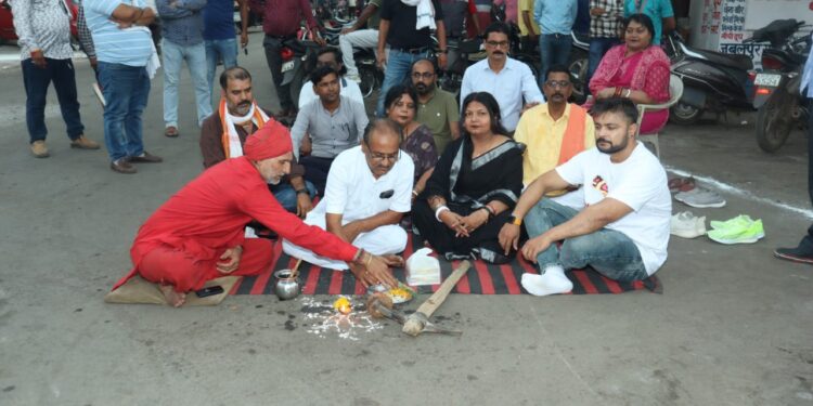 *39 लाख 68 हजार की लागत से बनेगा कटनी नदी से बस स्टैंड पेट्रोल पंप एवं ऑडिटोरियम जाने वाला मार्ग महापौर श्रीमती प्रीति संजीव सूरी ने कायाकल्प अभियान से निर्मित होने वाले रोड का वरिष्ठ नागरिक से कराया भूमिपूजन