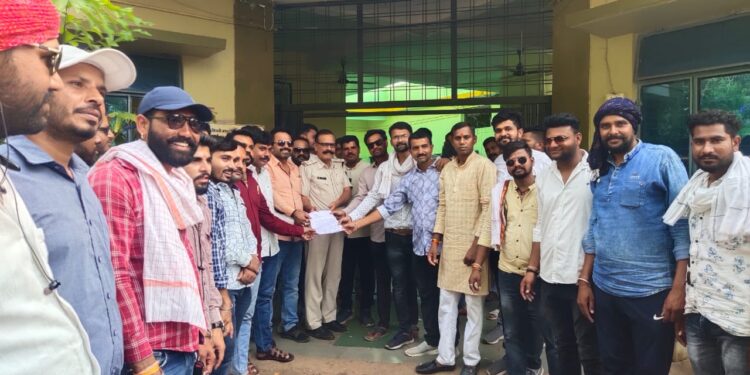 फिल्म आदिपुरुष के पोस्टर फाड़े फिल्म बैन करने की मांग की