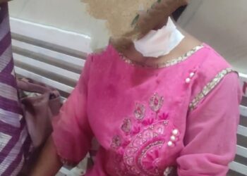 युवक ने युवती को दिन दहाड़े म चाकू मारकर लहूलुहान किया