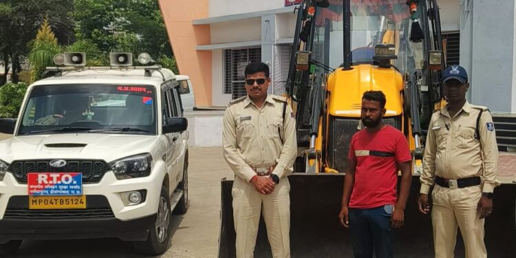 संभागीय परिवहन उड़नदस्ते द्वारा अवैध रूप से संचालित JCB को जप्त कर की गई कारवाई