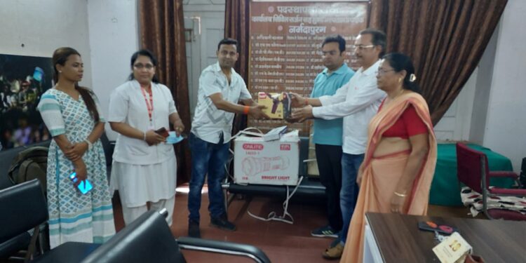 पं. रामलाल शर्मा स्कूल ने जिला अस्पताल में दिये 11 पंखे