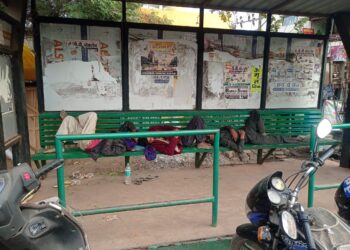 यात्री प्रतीक्षालय पर सुरा प्रेमीयो और दुकान दार का कब्जा