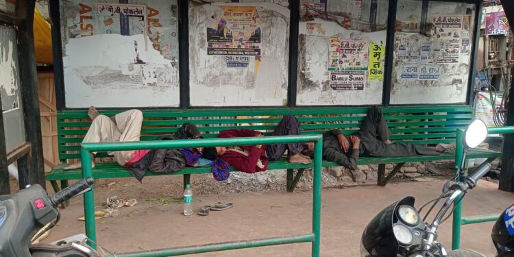 यात्री प्रतीक्षालय पर सुरा प्रेमीयो और दुकान दार का कब्जा