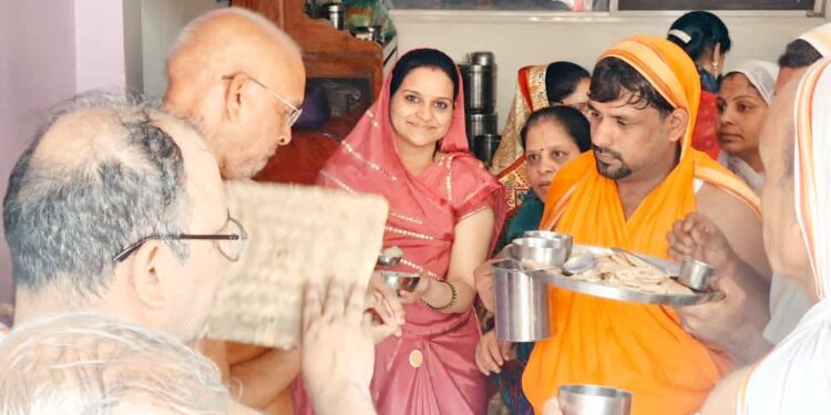 मंदिर दर्शन कर आहार विधि लेकर निकले मुनिश्री निर्णय सागर महाराज के सराफा चौक निवासी जैन परिवार के चौके में हुये आहार,महाराज जी के आगमन से जैन समाज मे उत्सव का माहौल