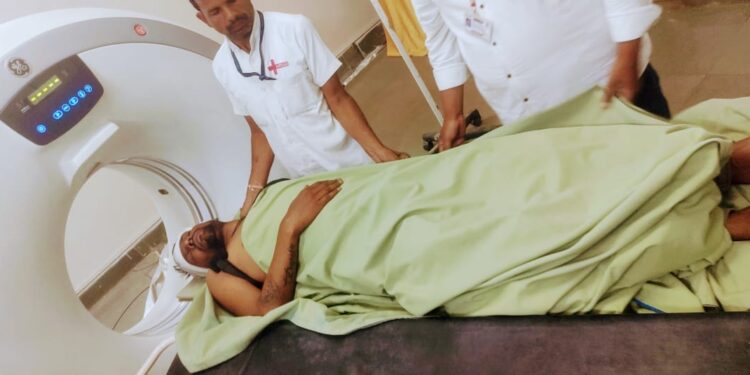 इटारसी न्यूयार्ड में बिजली खंभे पर काम करते समय रेलवे कर्मचारी गिरा और गभीर रूप से घायल हो गया