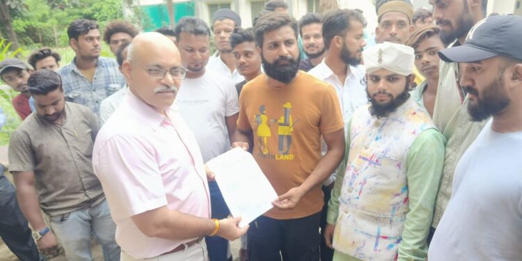 सोसल मीडिया पर धार्मिक भावनाओं को ठेस पहुंचाने को लेकर पुलिस अधीक्षक के नाम सौंपा ज्ञापन ,कार्यवाही की मांग, एएसपी ने दिए जांच के आदेश