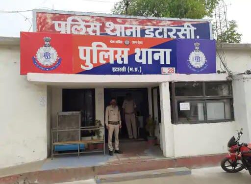 बेटे ने 70 वर्ष के बुजुर्ग पिता से कहा कि मेरी पत्नी मुझे छोड़कर चली गई है मुझे दूसरी पत्नी लाकर दो,मना करने पर बेटे ने पिता के साथ गालीगलौज करते हुये लकड़ी से मारपीट की,पिता दर्ज कराई FIR