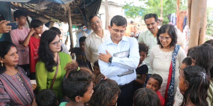 कलेक्टर नीरज कुमार सिंह पहुंचे समरस्ता नगर(ओझा बस्ती) इटारसी,ओझा समुदाय की समस्याएं सुनीं,बच्चों को स्कूल और छात्रावास भेजने के लिए किया प्रेरित,आत्मीय चर्चा कर बच्चों से कहा खूब पढ़ो और आगे बढ़ो