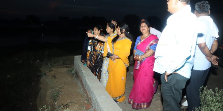 महापौर श्रीमती प्रीति संजीव सूरी ने किया अमीरगंज तालाब सफाई का निरीक्षण* *उपस्थित अधिकारियों को दिए निर्देश