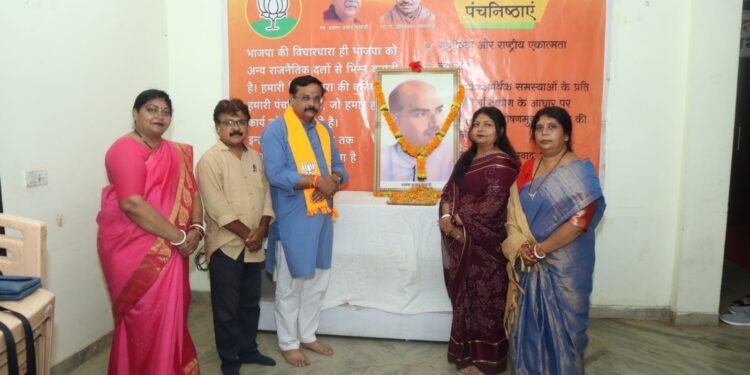 महापौर श्रीमती प्रीति संजीव सूरी ने भाजपा कार्यालय पहुंचकर भाजपा जिला अध्यक्ष दीपक टंडन सोनी की उपस्थिति में भारतीय जनसंघ के संस्थापक पंडित श्यामा प्रसाद मुखर्जी को दी श्रद्धांजलि