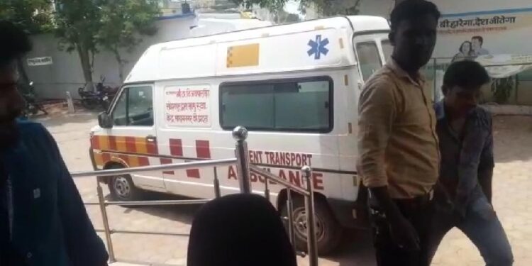 सरकारी एंबुलेंस 108 में अस्पताल की सामग्री ढोने का वीडियो वायरल,मामला माखन नगर सामुदायिक स्वास्थ्य केंद्र से जुड़ा हुआ,मचा हड़कंप….!