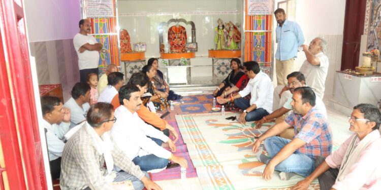 महापौर श्रीमती प्रीति संजीव सूरी ने किया अमकुही क्षेत्र का दौरा हनुमान मंदिर में दर्शन के पश्चात आदिवासी बस्ती से अमकुही तक बनने वाली डामर रोड का स्टीमेट तैयार करने दिए निर्देश