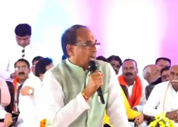 मेरे किसान भाइयों, कमलनाथ जी के कारण जो ब्याज की गठरी आपके सिर पर है, 13 तारीख को 2,100 करोड़ रुपये भरकर उस बोझ को मैं उतार दूँगा।