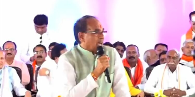 मेरे किसान भाइयों, कमलनाथ जी के कारण जो ब्याज की गठरी आपके सिर पर है, 13 तारीख को 2,100 करोड़ रुपये भरकर उस बोझ को मैं उतार दूँगा।