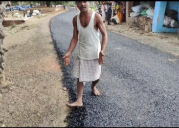 ढीमरखेड़ा क्षेत्र के ग्राम पौड़ी कला बी विभाग रात में करवा रहा था ठेकेदार से घटिया निर्माण