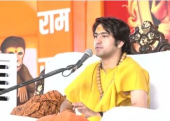 बागेश्वर धाम के धीरेंद्र शास्त्री जी सनातन धर्म  छोटी सी पुस्तक लिख रहे
