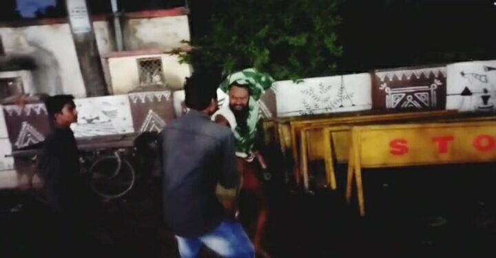 गंजबासौदा! साधु ने की महिला के साथ छेड़छाड़ VIDEO