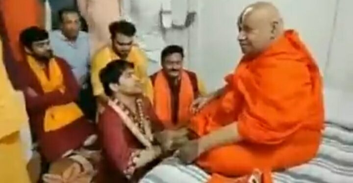 गुरु शिष्य का मिलन, बागेश्वर धाम के धीरेन्द्र कृष्ण शास्त्री ने अपने गुरु रामभद्राचार्य महाराज के दबाए चरण, रामभद्राचार्य महाराज ने किया दुलार लगाया गले, आप भी देखिए