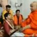 गुरु शिष्य का मिलन, बागेश्वर धाम के धीरेन्द्र कृष्ण शास्त्री ने अपने गुरु रामभद्राचार्य महाराज के दबाए चरण, रामभद्राचार्य महाराज ने किया दुलार लगाया गले, आप भी देखिए