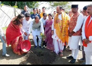 कथावाचक पंडित प्रदीप मिश्रा  एवं मुख्यमंत्री शिवराज सिंह और के साथ भोपाल स्थित स्मार्ट सिटी पार्क में वृक्षारोपण किया