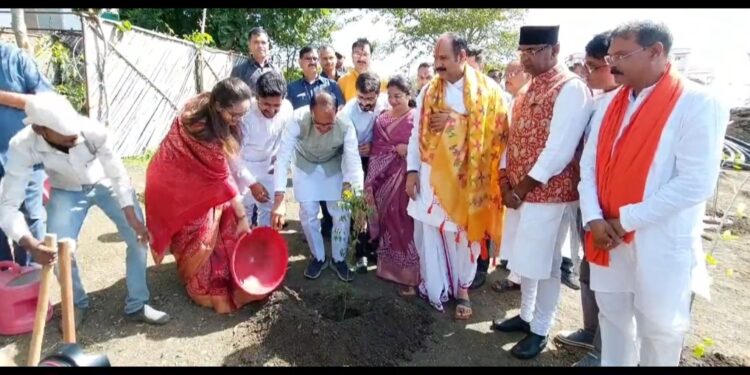 कथावाचक पंडित प्रदीप मिश्रा  एवं मुख्यमंत्री शिवराज सिंह और के साथ भोपाल स्थित स्मार्ट सिटी पार्क में वृक्षारोपण किया