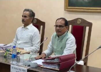 हम गारंटी वारंटी की बात नहीं करते।   हम सीधे सीधे योजनाओं का लाभ देते हैं। स्पष्टता के साथ, “बिना किसी छुपी हुई नियम और शर्तों” के  सीएम शिवराज सिंह
