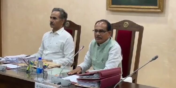 हम गारंटी वारंटी की बात नहीं करते।   हम सीधे सीधे योजनाओं का लाभ देते हैं। स्पष्टता के साथ, “बिना किसी छुपी हुई नियम और शर्तों” के  सीएम शिवराज सिंह