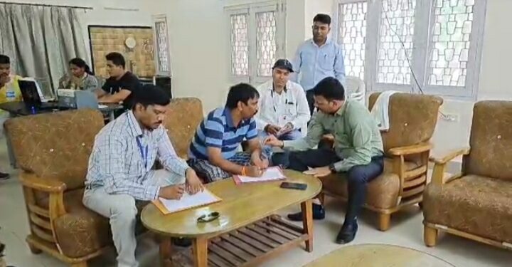 लोकायुक्त की टीम ने पांच हजार की रिश्वत लेते हुए बड़वारा कृषि विभाग के विस्तारक अधिकारी संतोष गांठे को रंगे हाथ गिरफ्तार किया