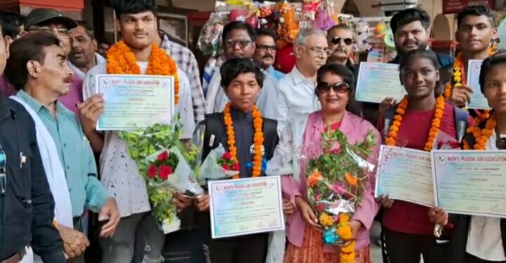 समाजसेवी व अधिवक्ता रेखा अंजू तिवारी के नेतृत्व में जूडो-कराटे में सुंधाशु सिंह विकास चौधरी ने प्रथम स्थान प्राप्त कर स्वर्ण पदक हासिल किया और अन्य बेटियो का मुख्य रेल्वे स्टेशन पर आत्मीय भव्य किया स्वागत सम्मान*