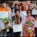 समाजसेवी व अधिवक्ता रेखा अंजू तिवारी के नेतृत्व में जूडो-कराटे में सुंधाशु सिंह विकास चौधरी ने प्रथम स्थान प्राप्त कर स्वर्ण पदक हासिल किया और अन्य बेटियो का मुख्य रेल्वे स्टेशन पर आत्मीय भव्य किया स्वागत सम्मान*