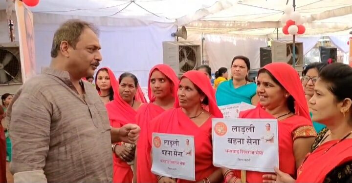 मुड़वारा विधानसभा क्षेत्र के विकास कार्यों का लोकार्पण एवं भूमिपूजन कार्यक्रम से पूर्व विधायक मुड़वारा संदीप जयसवाल ने मुख्यमंत्री लाड़ली बहना योजना से लाभान्वित हितग्राहियों एवं लाड़ली बहना सेना की महिलाओं से की भेंट