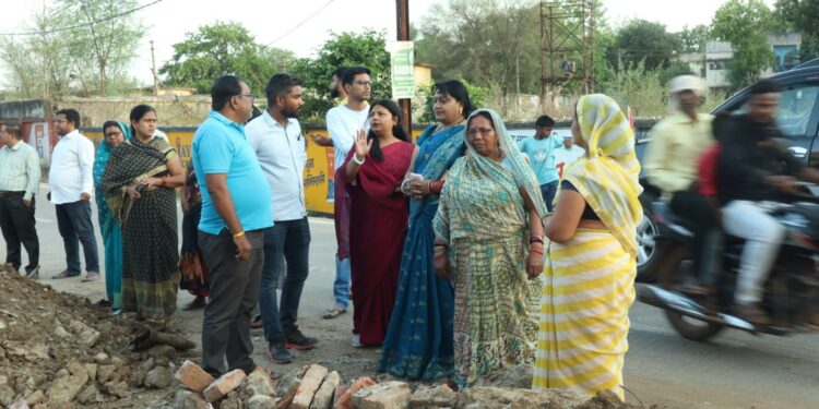एक्शन मूड में महापौर श्रीमती प्रीति संजीव सूरी ने किया गट्ठा टोला एवं मंगलनगर के पानी निकासी का निरीक्षण अधिकारियों को दिए निर्देश समय रहते बनाए व्यवस्थाएं