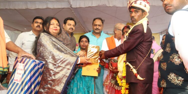 मुख्यमंत्री कन्या विवाह योजना के तहत 29 जोड़ों ने लिए सात फेरे गृहस्थ जीवन में प्रवेश करने पर शासन द्वारा प्रत्येक जोड़े को दिए 49 हजार के चेक