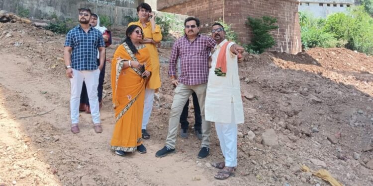 महापौर श्रीमती प्रीति संजीव सूरी ने निगम अध्यक्ष मनीष पाठक एमआईसी सदस्यों के साथ किया मोहन घाट में चल रही सफाई का औचक निरीक्षण जताई नाराजगी