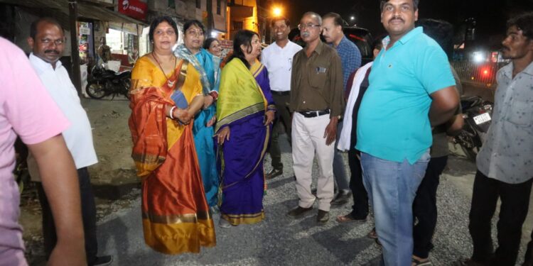 महापौर श्रीमती प्रीति संजीव सूरी ने किया दुगाड़ी नाले में चल रहे पुलिया निर्माण एवं दैनिक मध्य प्रदेश प्रेस के समीप रोड चौड़ीकरण एवं डामरीकरण कार्य का निरीक्षण