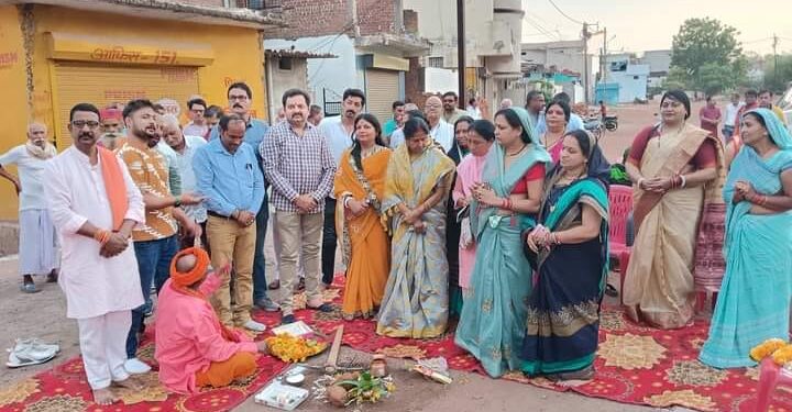 46 लाख रुपए की लागत से  जाकिर हुसैन वार्ड में होगा रोड नाली एवं मुक्तिधाम में शेड निर्माण  महापौर श्रीमती प्रीति संजीव सूरी ने निगम अध्यक्ष मनीष पाठक एमआईसी सदस्यों की उपस्थिति में स्थानीय पार्षद एवं वयोवृद्ध नेत्री से कराया भूमि पूजन