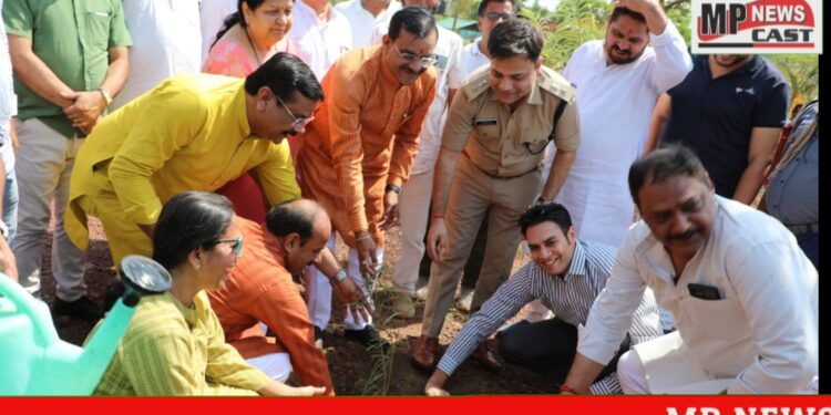 खजुराहो कटनी सांसद एवं प्रदेश भाजपा अध्यक्ष श्री विष्णु दत्त शर्मा ने सोमवार 5 जून को विश्व पर्यावरण दिवस पर जाग्रति पार्क में किया पौधरोपण