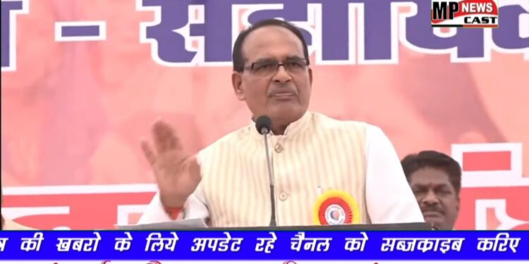 *आंगनवाड़ी कार्यकर्ताओं का मानदेय 10 हजार रुपए से बढ़ाकर 13 हजार रुपए किया जाएगा*  *इसके अलावा लाड़ली बहना योजना की 1 हजार रुपए की राशि अलग से मिलेगी*  *मिनी आंगनवाड़ी कार्यकर्ताओं का मानदेय 6500 रुपए होगा: CM*