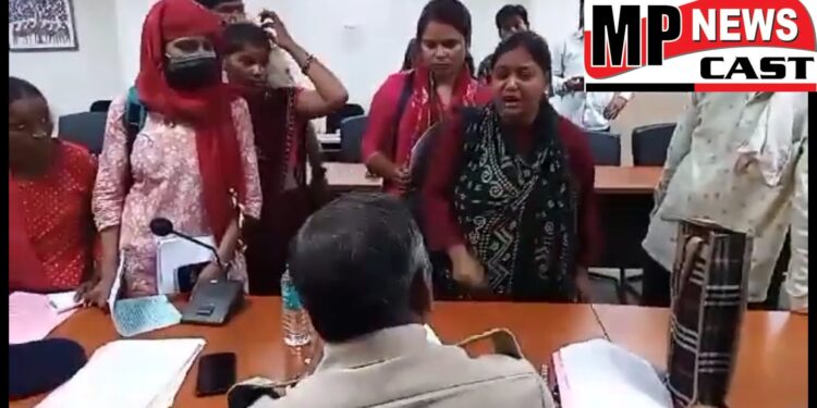 SP ऑफिस में जन सुनवाई के दौरान 2 महिलाओं का हंगामा