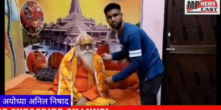 अयोध्या पहुंचे नीट परीक्षा में आल ओवर इंडिया पीडब्ल्यूडी कैटेगरी में 1123 रैंक प्राप्त करने वाले अंश शुक्ला ने रामलला का दर्शन कर राम जन्मभूमि मुख्य पुजारी आचार्य सतेंद्र दास से आशीर्वाद प्राप्त किया