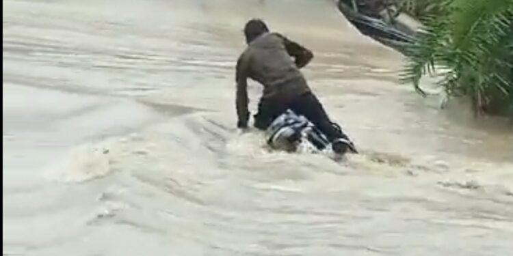 देखें VIDEO पहली बारिश मे बही नाले मे बाइक युवक सुरक्षित 