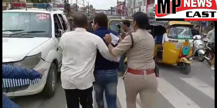 जबलपुर वाल्मीकि समाज द्वारा शुक्रवार की शाम को मालवीय चौक पर जिला कलेक्टर का पुतला दहन किया गया