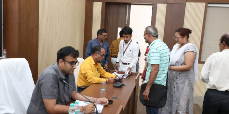 कलेक्ट्रेट सभाकक्ष में आयोजित हुई जनसुनवाई 111 आवेदकों की समस्यांऐ सुनी जाकर निराकरण के दिए गए निर्देश