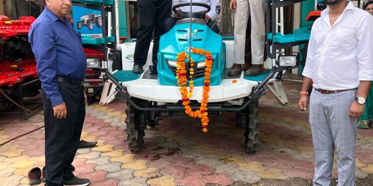 राईड ऑन राईस ट्रांसप्लांटर मशीन का अनुदान पर वितरण