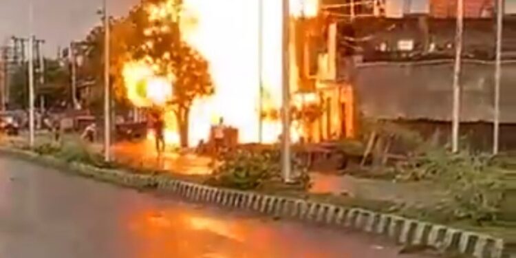 देखिऐ वीडियों एलपीजी रिफिलिंग के दौरान वाहन में हुआ जोरदार ब्लास्ट