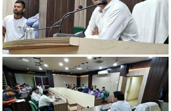 आपदा प्रबंधन अंतर्गत शेष रहे कार्यों की समीक्षा बैठक में सीएमओ नवनीत पाण्डेय द्वारा संबंधित अधिकारी कर्मचारियों को दिए गए निर्देश